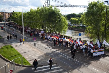 CLUJ-NAPOCA, ROMANIA - 23 Haziran 2018: Cluj-Napoca, Romanya 'daki Cluj Onur Yürüyüşüne katılan kimliği belirsiz kişiler.