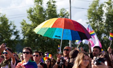 CLUJ-NAPOCA, ROMANIA - 23 Haziran 2018: Cluj-Napoca, Romanya 'daki Cluj Onur Yürüyüşüne katılan kimliği belirsiz kişiler.