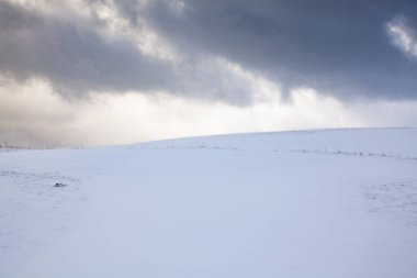 Karlı tepe ve mavi gökyüzü