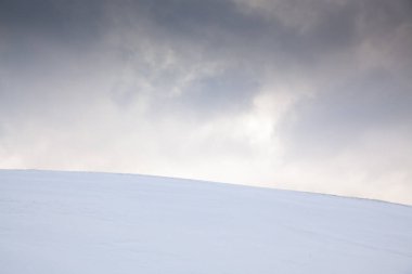 Karlı tepe ve mavi gökyüzü