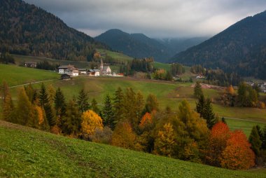 Dağlarda güzel doğalı bir köy.