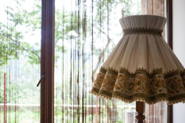 Oturma odasında retro tarzı lamba