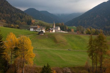 Dağlarda güzel doğalı bir köy.