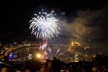 20 Ağustos 'ta Budapeşte Parlamentosu, Tuna ve St. Stephens' teki zincir köprüsü ya da Macaristan 'ın vakıf günü üzerine havai fişek gösterisi