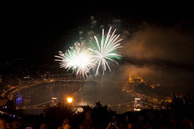 20 Ağustos 'ta Budapeşte Parlamentosu, Tuna ve St. Stephens' teki zincir köprüsü ya da Macaristan 'ın vakıf günü üzerine havai fişek gösterisi