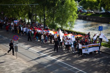 CLUJ-NAPOCA, ROMANIA - 23 Haziran 2018: Cluj-Napoca, Romanya 'daki Cluj Onur Yürüyüşüne katılan kimliği belirsiz kişiler.