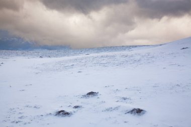 Karlı tepe ve mavi gökyüzü