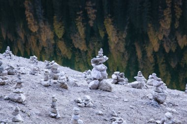 Dolomites dağlarındaki lago di Braies, Sudtirol, İtalya