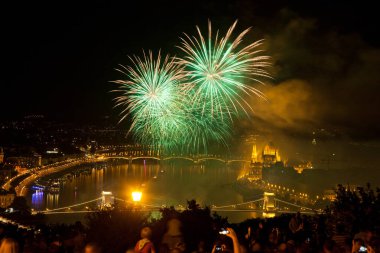 20 Ağustos 'ta Budapeşte Parlamentosu, Tuna ve St. Stephens' teki zincir köprüsü ya da Macaristan 'ın vakıf günü üzerine havai fişek gösterisi