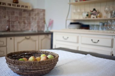 Şeftalili sepet retro mutfak masasında