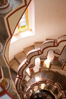 (Çoklu Değerler) SZEKESFEHERVAR, HUNGARY - AĞUSTOS. 2018: İç bahçedeki ünlü Bory Kalesi, heykeltıraş ve mimari Jeno Bory tarafından tasarlandı. Şato 40 yıl boyunca Bory tarafından kendi elleriyle inşa edildi.