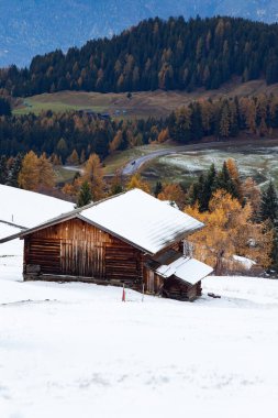 Alpe di Siusi 'deki karlı kış manzarası. Dolomitler, İtalya - kış tatilleri 