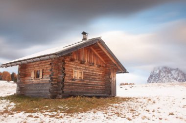 Alpe di Siusi 'deki karlı kış manzarası. Dolomitler, İtalya - kış tatilleri 