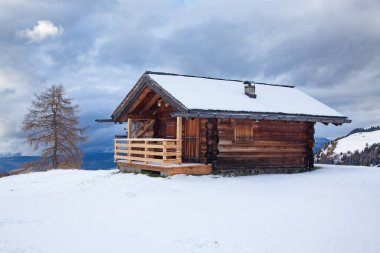 Alpe di Siusi 'deki karlı kış manzarası. Dolomitler, İtalya - kış tatilleri 