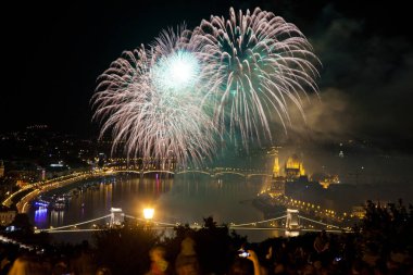 20 Ağustos 'ta Budapeşte Parlamentosu, Tuna ve St. Stephens' teki zincir köprüsü ya da Macaristan 'ın vakıf günü üzerine havai fişek gösterisi