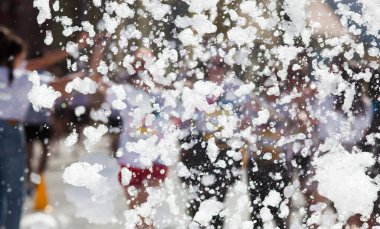 CLUJ-NAPOCA, ROMANIA - MAY12, 2018: Color Run 'a katılan kimliği belirsiz kişiler.