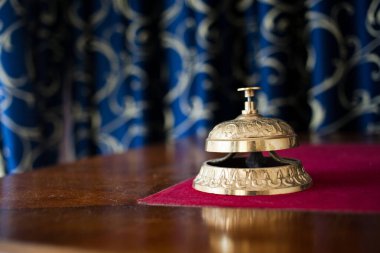 Otel resepsiyonunda zil çalıyor.