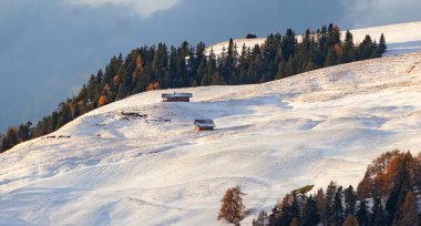 Alpe di Siusi 'deki karlı kış manzarası. Dolomitler, İtalya - kış tatilleri 