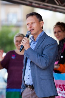 CLUJ-NAPOCA, ROMANIA - 23 Haziran 2018: Cluj-Napoca, Romanya 'daki Cluj Onur Yürüyüşüne katılan kimliği belirsiz kişiler.