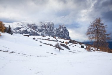 Alpe di Siusi 'deki karlı kış manzarası. Dolomitler, İtalya - kış tatilleri 