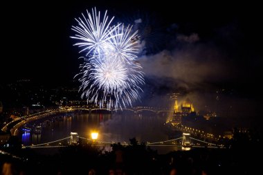 20 Ağustos 'ta Budapeşte Parlamentosu, Tuna ve St. Stephens' teki zincir köprüsü ya da Macaristan 'ın vakıf günü üzerine havai fişek gösterisi
