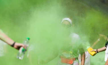 CLUJ-NAPOCA, ROMANIA - MAY12, 2018: Color Run 'a katılan kimliği belirsiz kişiler.
