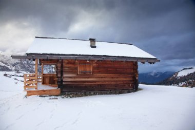 Alpe di Siusi 'deki karlı kış manzarası. Dolomitler, İtalya - kış tatilleri 