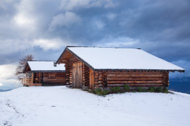 Alpe di Siusi 'deki karlı kış manzarası. Dolomitler, İtalya - kış tatilleri 