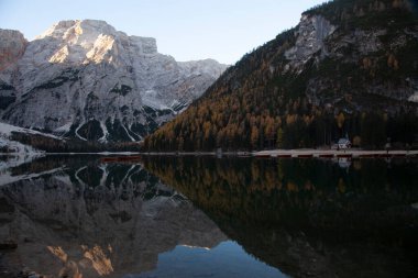 Dolomites dağlarındaki lago di Braies, Sudtirol, İtalya
