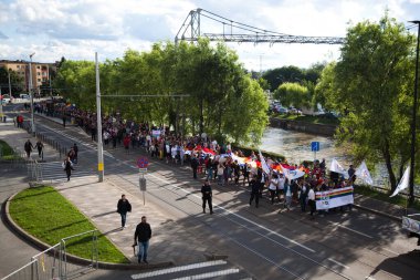 CLUJ-NAPOCA, ROMANIA - 23 Haziran 2018: Cluj-Napoca, Romanya 'daki Cluj Onur Yürüyüşüne katılan kimliği belirsiz kişiler.