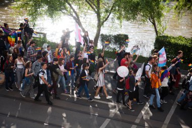 CLUJ-NAPOCA, ROMANIA - 23 Haziran 2018: Cluj-Napoca, Romanya 'daki Cluj Onur Yürüyüşüne katılan kimliği belirsiz kişiler.