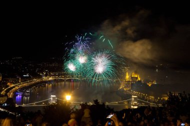 20 Ağustos 'ta Budapeşte Parlamentosu, Tuna ve St. Stephens' teki zincir köprüsü ya da Macaristan 'ın vakıf günü üzerine havai fişek gösterisi