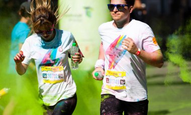 CLUJ-NAPOCA, ROMANIA - MAY12, 2018: Color Run 'a katılan kimliği belirsiz kişiler.