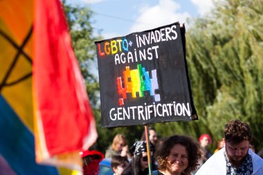 CLUJ-NAPOCA, ROMANIA - 23 Haziran 2018: Cluj-Napoca, Romanya 'daki Cluj Onur Yürüyüşüne katılan kimliği belirsiz kişiler.