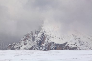 Alpe di Siusi 'deki karlı kış manzarası. Dolomitler, İtalya - kış tatilleri 