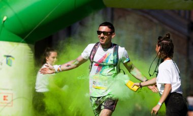CLUJ-NAPOCA, ROMANIA - MAY12, 2018: Color Run 'a katılan kimliği belirsiz kişiler.
