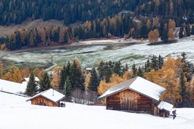 Alpe di Siusi 'deki karlı kış manzarası. Dolomitler, İtalya - kış tatilleri 