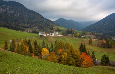 Dağlarda güzel doğalı bir köy.