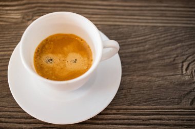 Tahta arka planda bir fincan kahve.