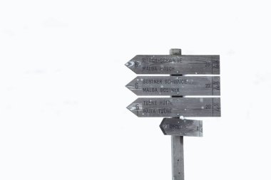 Alpe di Siusi 'deki karlı kış manzarası. Dolomitler, İtalya - kış tatilleri 