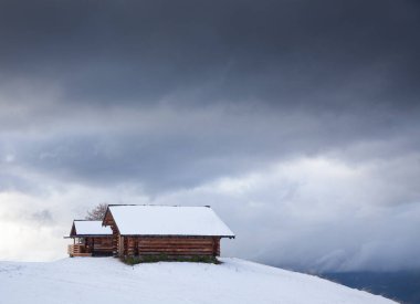Alpe di Siusi 'deki karlı kış manzarası. Dolomitler, İtalya - kış tatilleri 