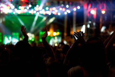 Müzik konserindeki kalabalık 