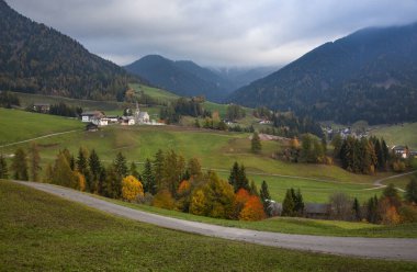 Dağlarda güzel doğalı bir köy.