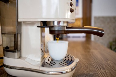 Kahve makinesinde kahve yapmak.