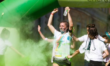 CLUJ-NAPOCA, ROMANIA - MAY12, 2018: Color Run 'a katılan kimliği belirsiz kişiler.