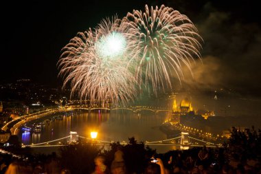 20 Ağustos 'ta Budapeşte Parlamentosu, Tuna ve St. Stephens' teki zincir köprüsü ya da Macaristan 'ın vakıf günü üzerine havai fişek gösterisi