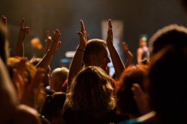 Konserdeki kalabalık - Yaz müzik festivali