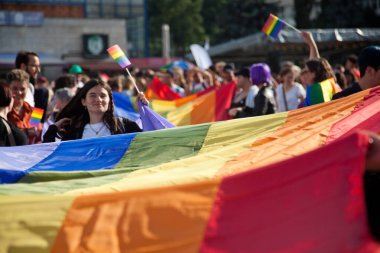 CLUJ-NAPOCA, ROMANIA - 23 Haziran 2018: Cluj-Napoca, Romanya 'daki Cluj Onur Yürüyüşüne katılan kimliği belirsiz kişiler.