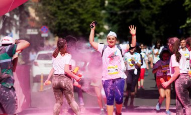 CLUJ-NAPOCA, ROMANIA - MAY12, 2018: Color Run 'a katılan kimliği belirsiz kişiler.