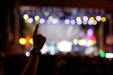 Müzik konserindeki kalabalık 